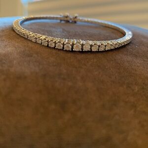 Diamond bracelet, 1.7 carat G color. Secure clasp.Diamonds around 70%. 7” round